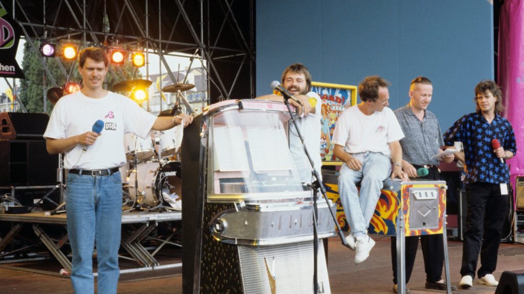 Die Moderatoren der Hitparade Top 2000D von SDR3 und DT64 aus dem Jahr 1990